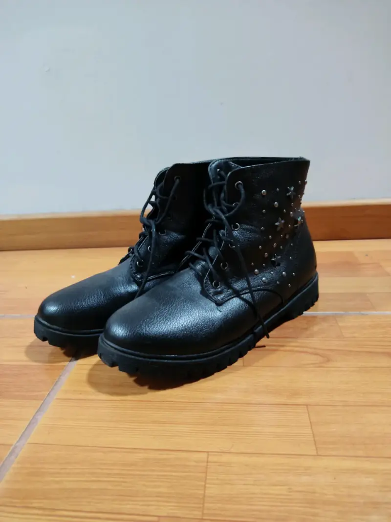 Botas negras con tachuelas y estrellas - 2