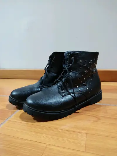 Botas negras con tachuelas y estrellas - miniatura 3