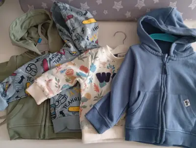 Conjunto de polerones para niños con capucha - miniatura 1