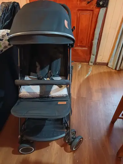 Coche de bebé plegable negro en buen estado - miniatura 1