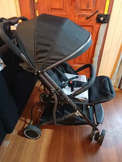 Coche de bebé plegable negro en buen estado - miniatura 2