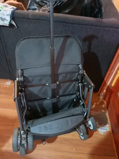Coche de bebé plegable negro en buen estado - miniatura 3