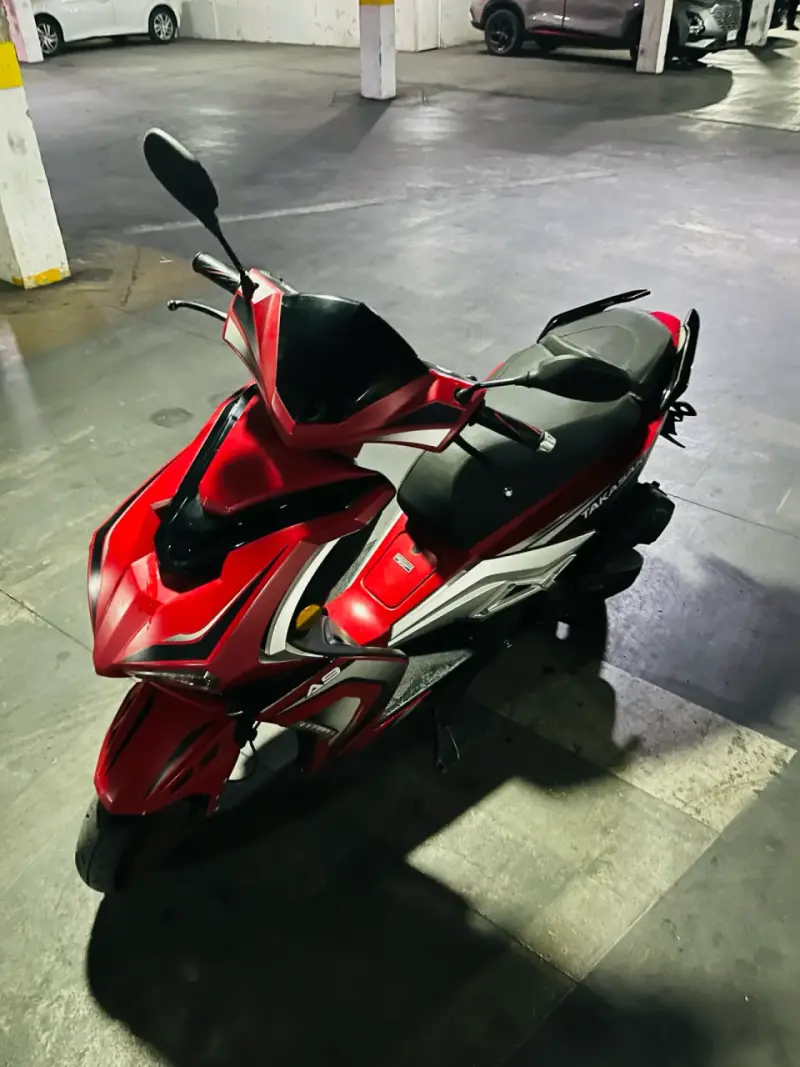 Scooter eléctrico rojo deportivo - 1