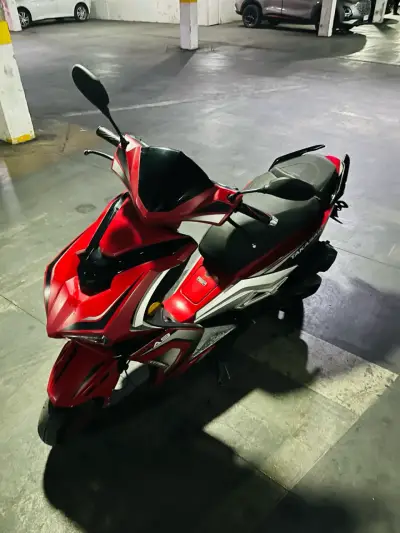 Scooter eléctrico rojo deportivo - miniatura 1