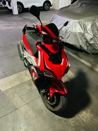 Scooter eléctrico rojo deportivo - miniatura 2