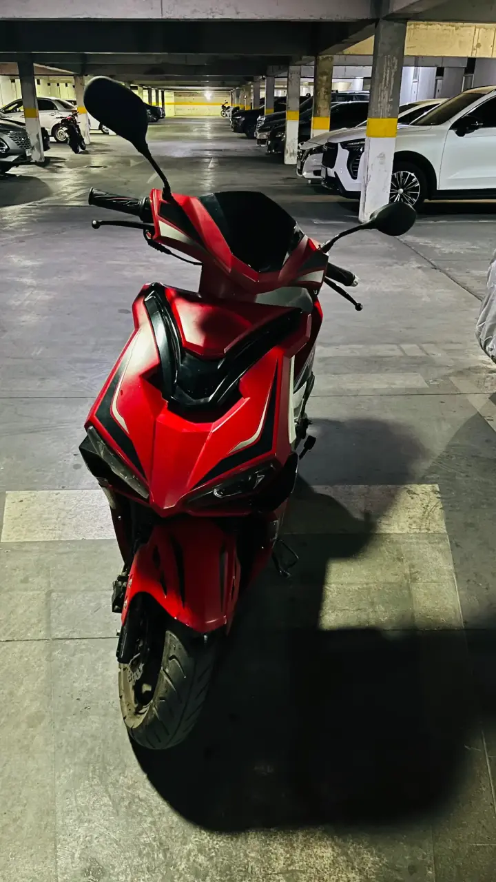 Scooter eléctrico rojo deportivo - 3
