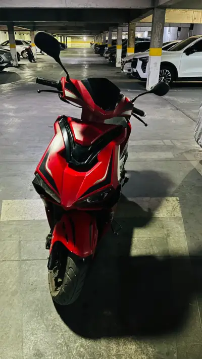 Scooter eléctrico rojo deportivo - miniatura 3