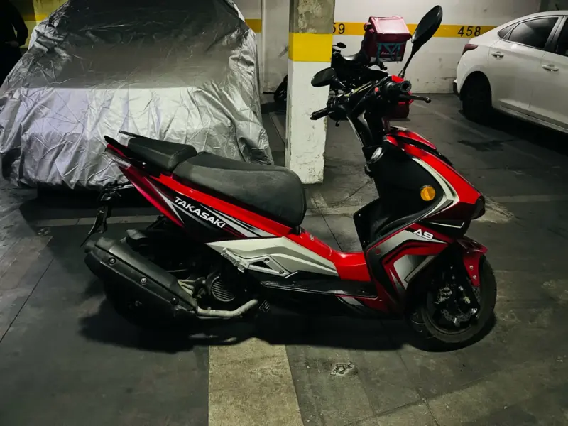 Scooter eléctrico rojo deportivo - 4