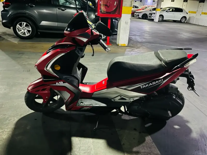 Scooter eléctrico rojo deportivo - 5