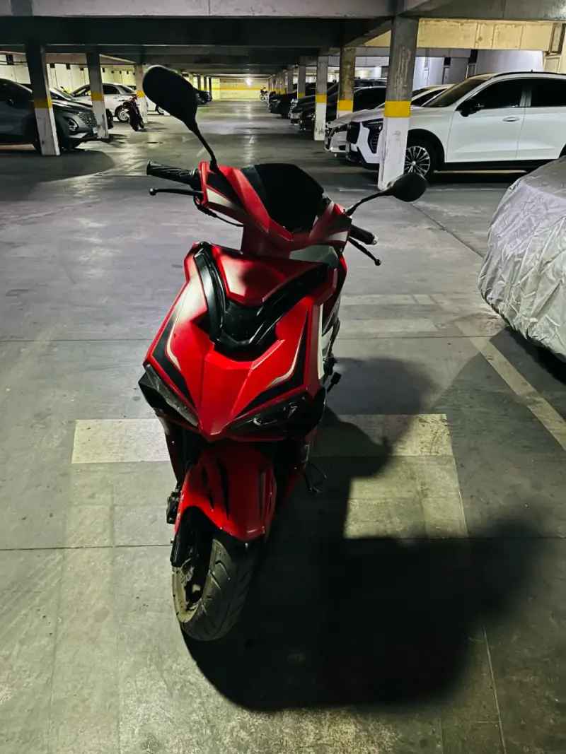 Scooter eléctrico rojo deportivo - 6