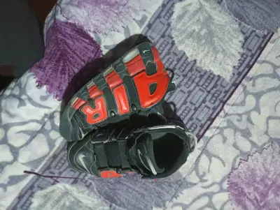 Zapatillas deportivas Nike negras y rojas - miniatura 1