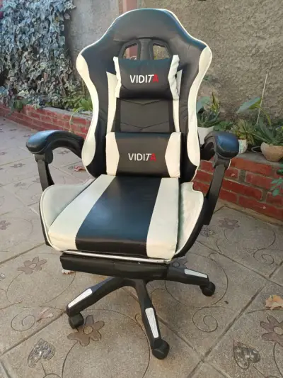 Silla gamer Vidita ergonómica en blanco y negro - miniatura 1