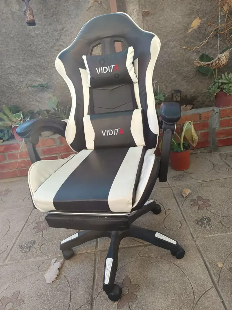 Silla gamer Vidita ergonómica en blanco y negro - 2