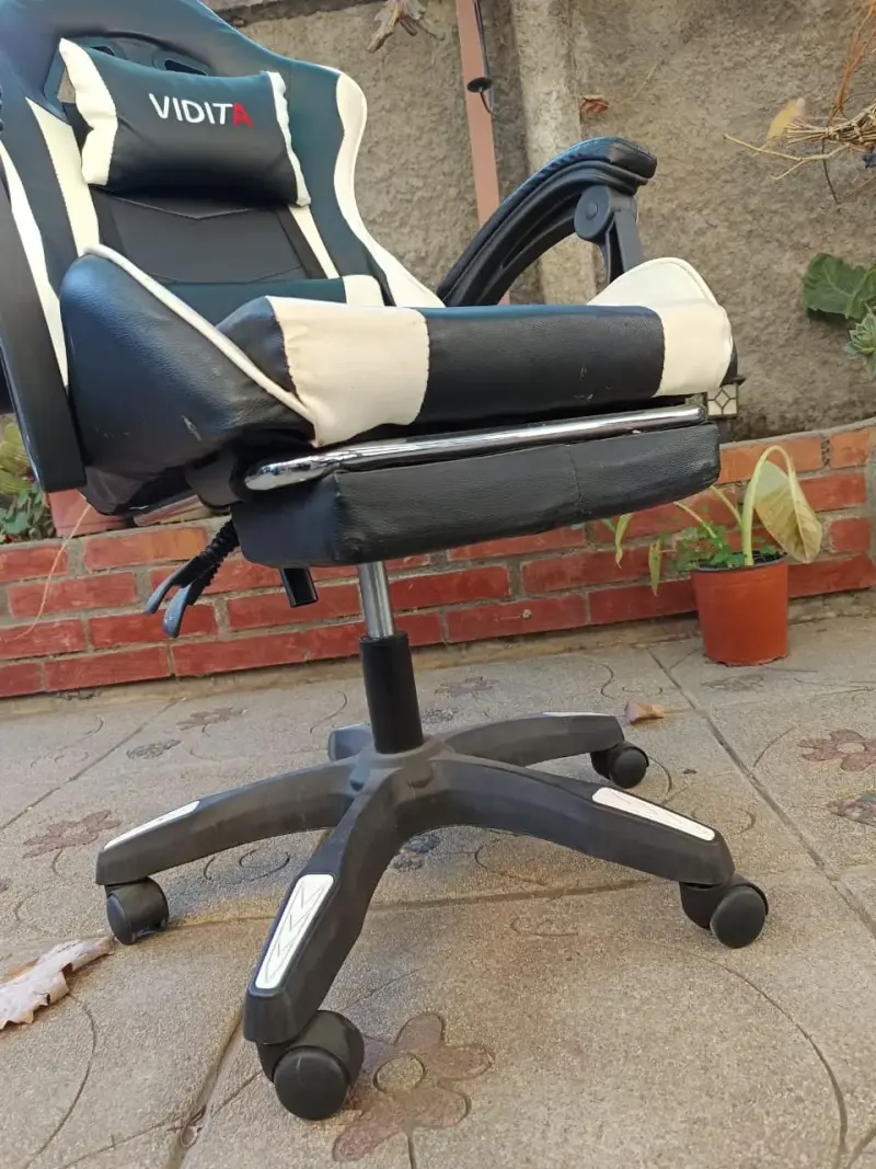 Silla gamer Vidita ergonómica en blanco y negro - 3