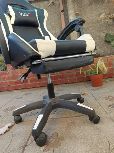 Silla gamer Vidita ergonómica en blanco y negro - miniatura 3