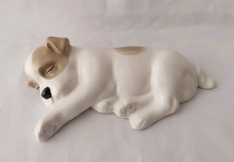Figura de perro durmiendo en porcelana Inglesa - 1