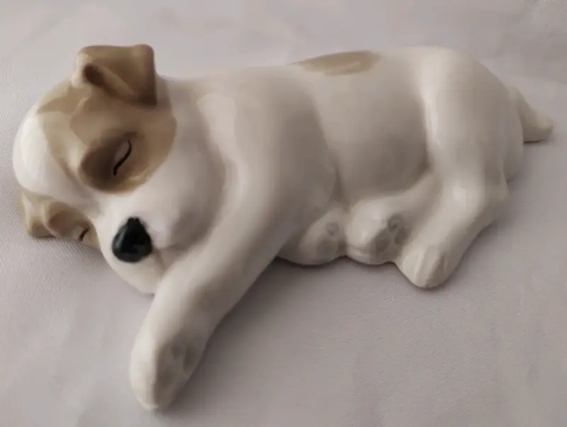 Figura de perro durmiendo en porcelana Inglesa - 2