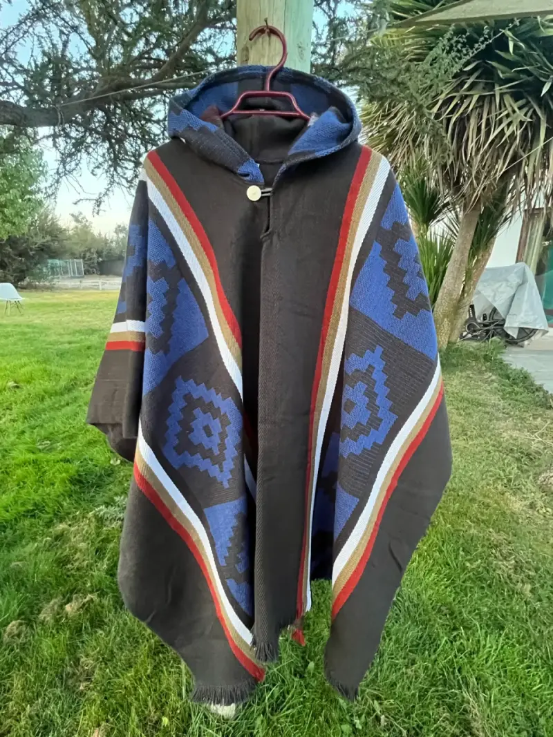 Poncho con capucha diseño étnico