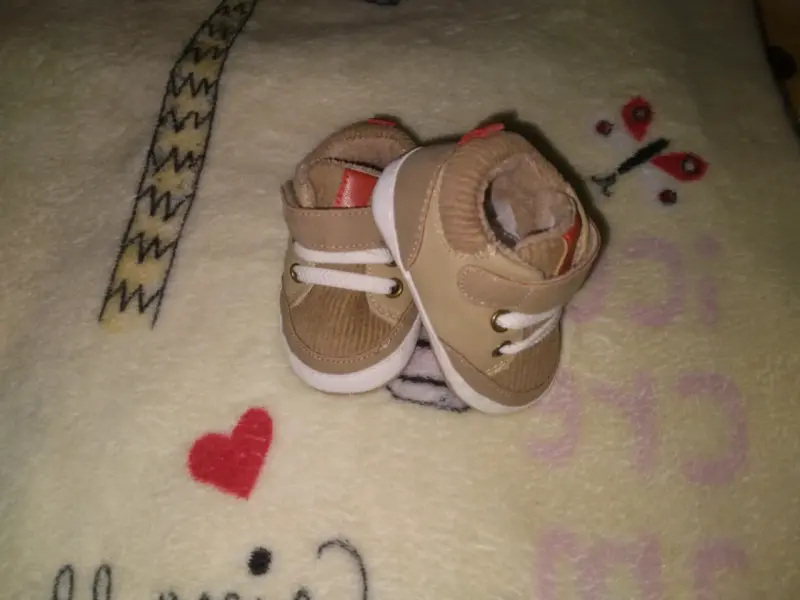Zapatitos de bebé color beige con cordones - 1