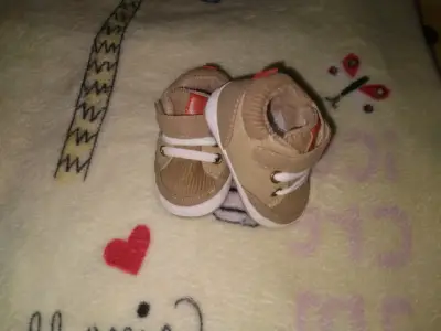 Zapatitos de bebé color beige con cordones - miniatura 1