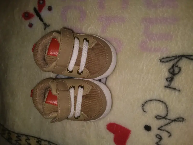Zapatitos de bebé color beige con cordones - 2