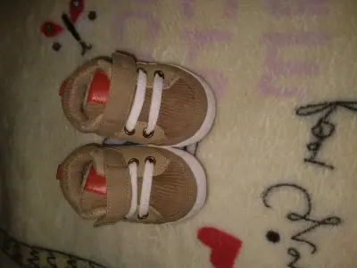 Zapatitos de bebé color beige con cordones - miniatura 2