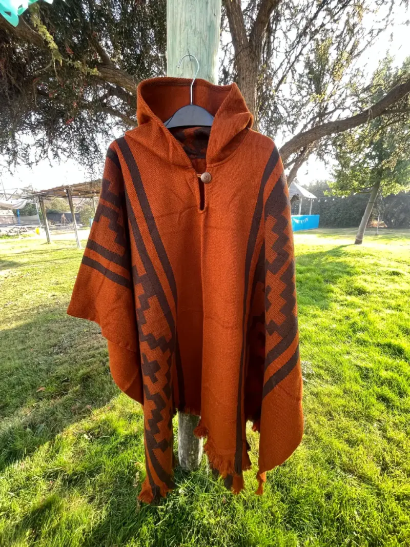 Poncho artesanal color terracota