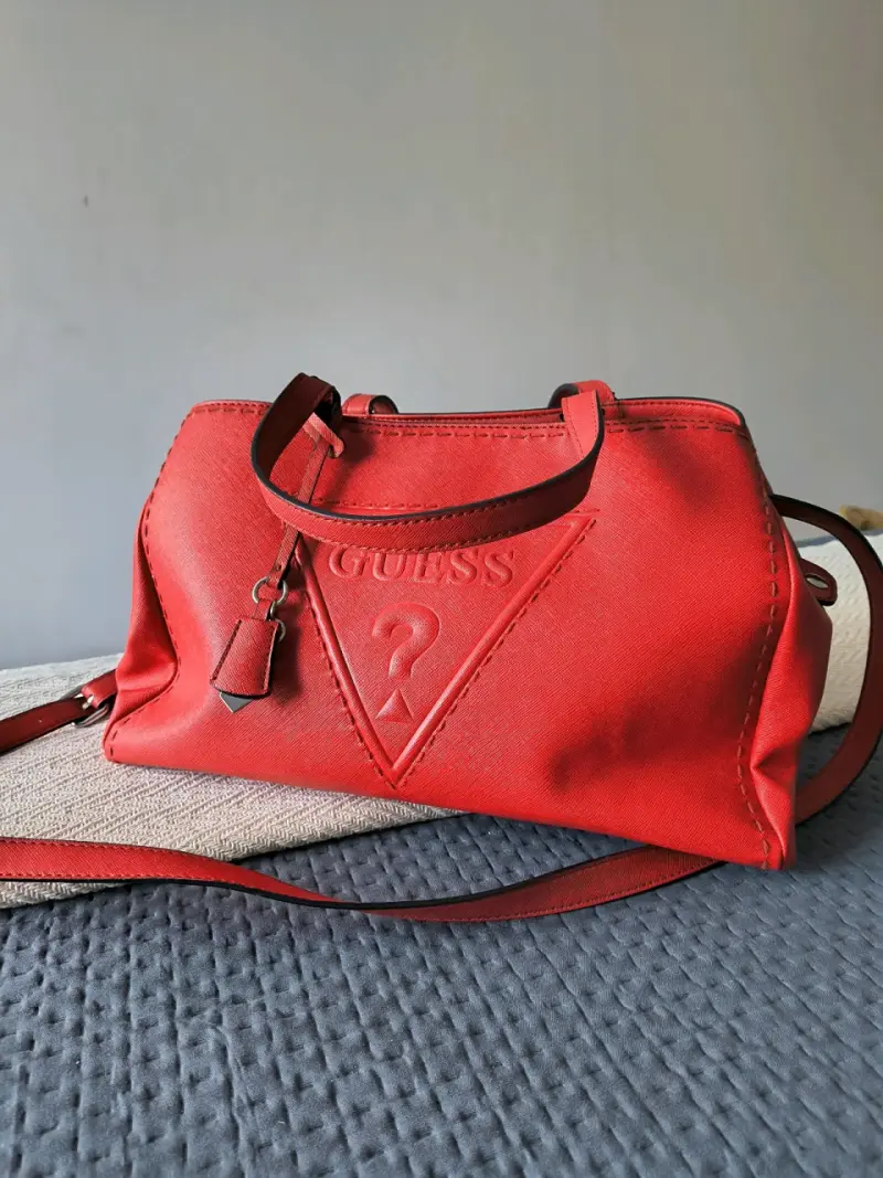 Bolso rojo Guess con correa ajustable - 1