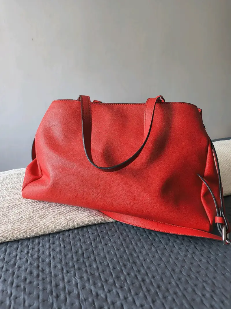 Bolso rojo Guess con correa ajustable - 2