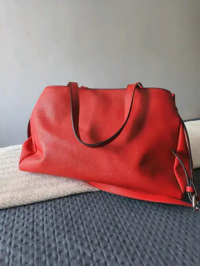 Bolso rojo Guess con correa ajustable - miniatura 2