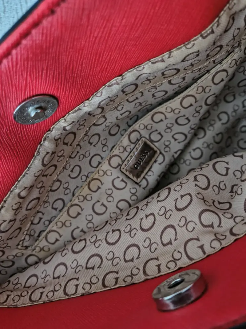 Bolso rojo Guess con correa ajustable - 3