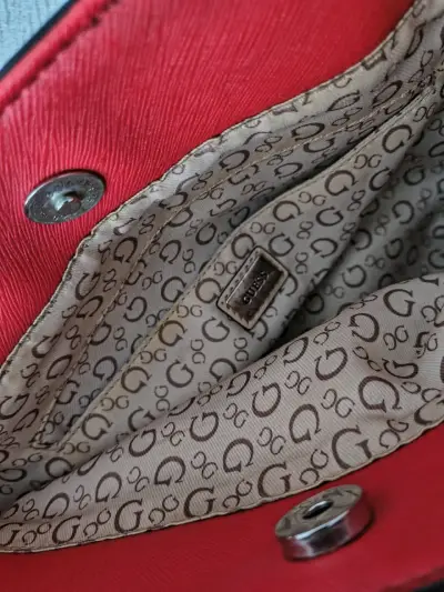 Bolso rojo Guess con correa ajustable - miniatura 3
