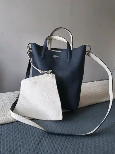 Set de bolsos Lacoste azul y blanco - miniatura 1