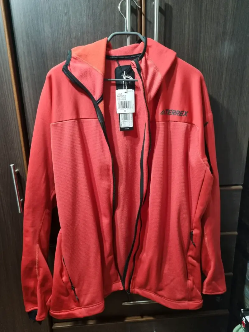 Chaqueta Adidas Terrex roja con capucha - 1