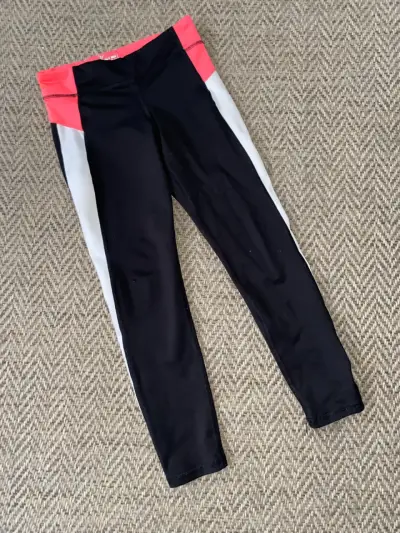 Leggings deportivos negros con detalles rosados - miniatura 1