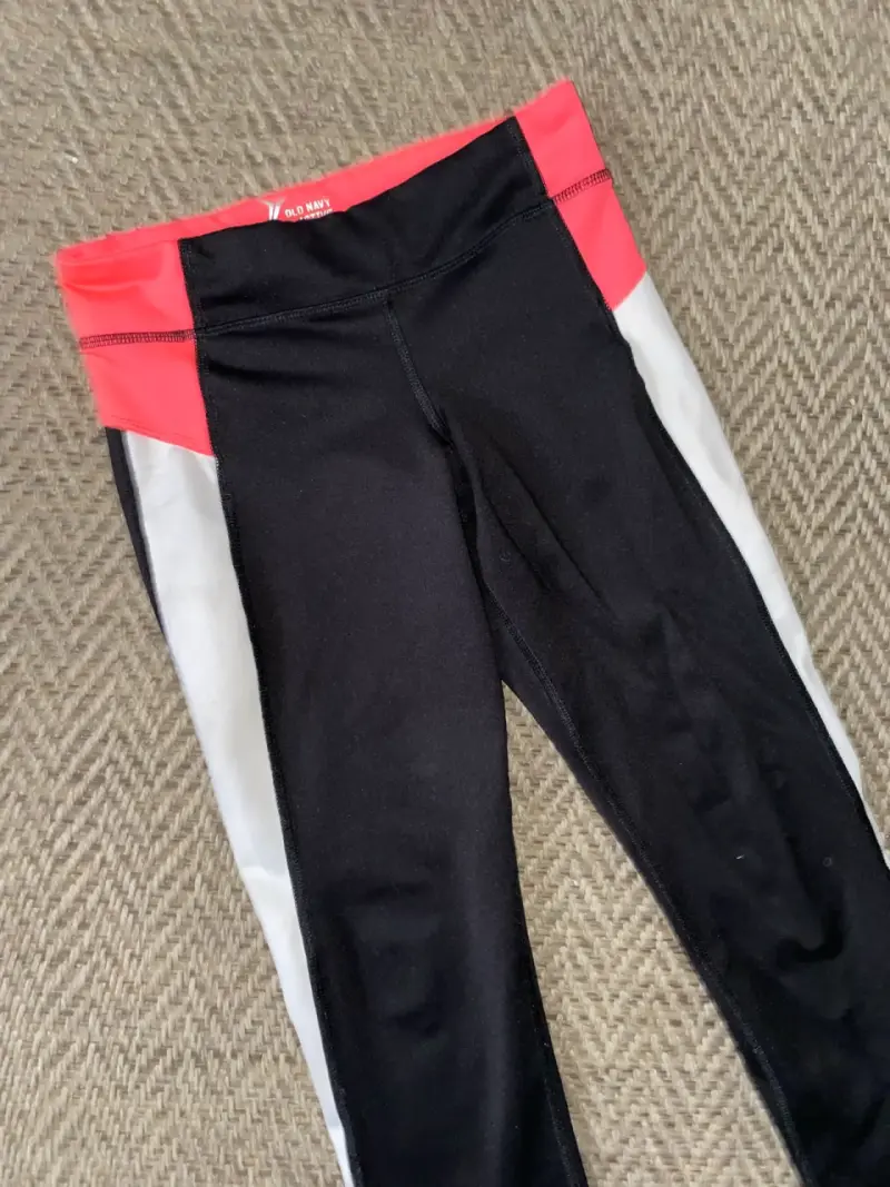 Leggings deportivos negros con detalles rosados - 3