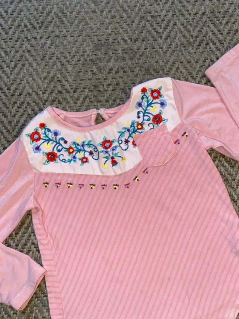 Polera infantil rosa con bordado floral - 1