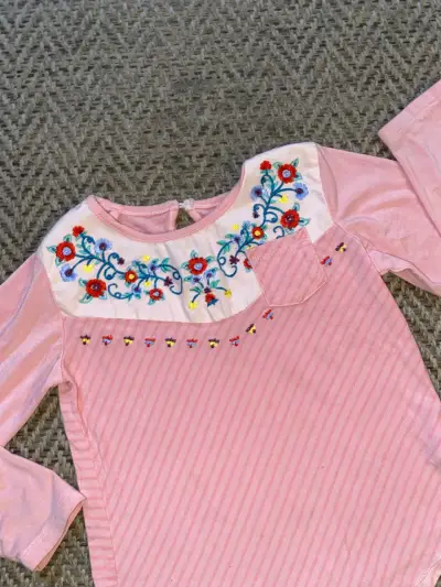 Polera infantil rosa con bordado floral - miniatura 1