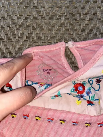 Polera infantil rosa con bordado floral - miniatura 2