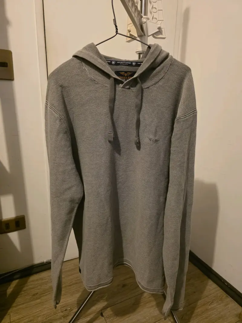 Polerón gris con capucha marca ferouch - 1