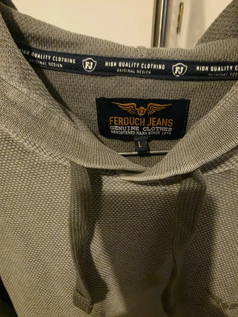 Polerón gris con capucha marca ferouch - 2