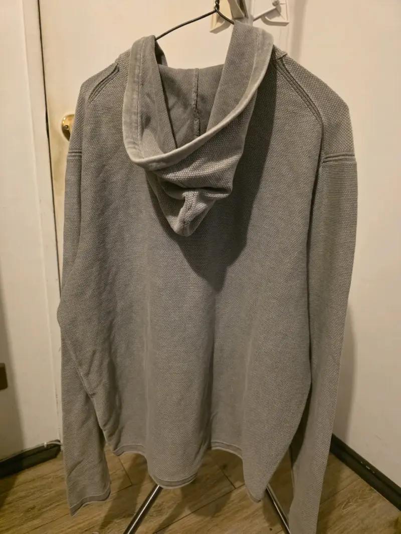 Polerón gris con capucha marca ferouch - 3