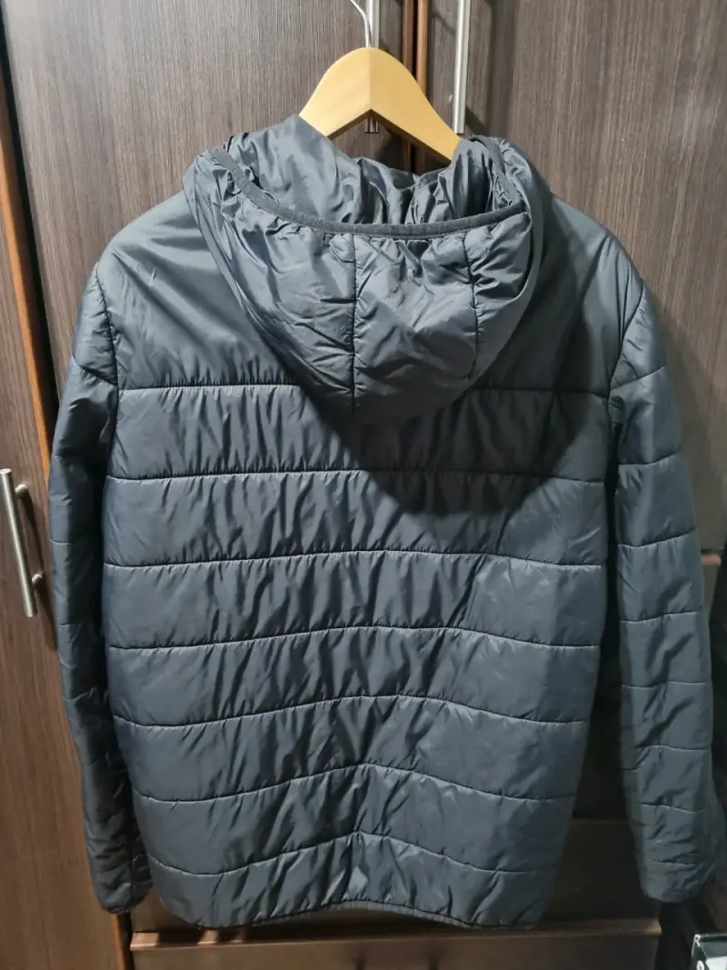 Chaqueta acolchada negra con capucha - 2