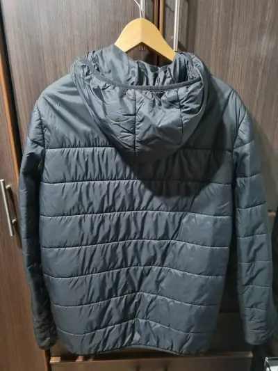 Chaqueta acolchada negra con capucha - miniatura 2