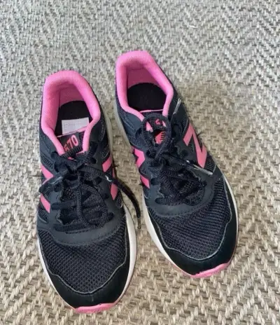 Zapatillas deportivas negras y rosadas para mujer - miniatura 1