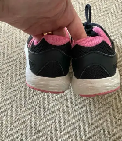 Zapatillas deportivas negras y rosadas para mujer - miniatura 3