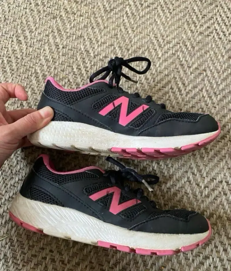 Zapatillas deportivas negras y rosadas para mujer - 4