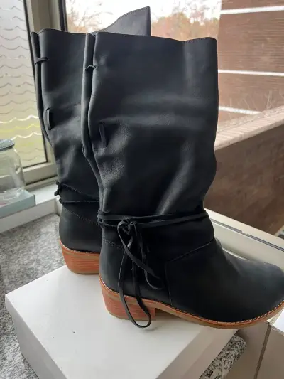 Botas negras de cuero con tacón bajo - miniatura 1