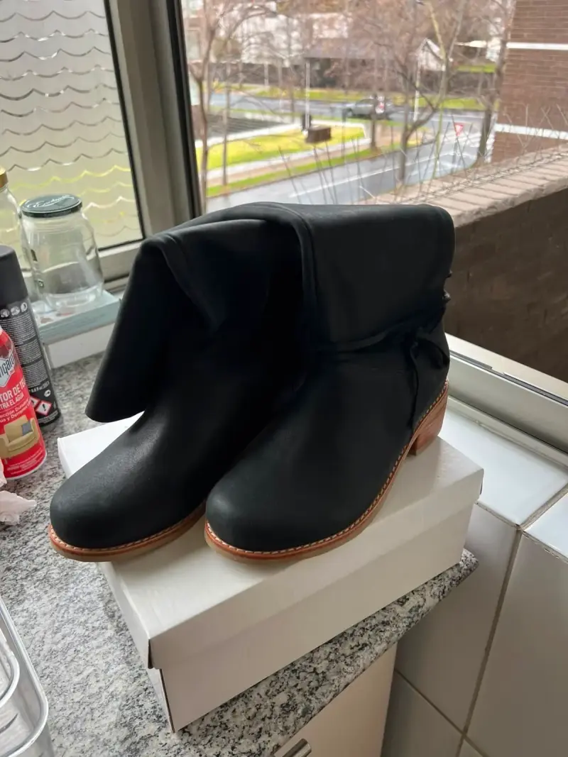 Botas negras de cuero con tacón bajo - 2