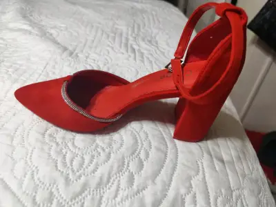 Tacones rojos de gamuza con hebilla - miniatura 1